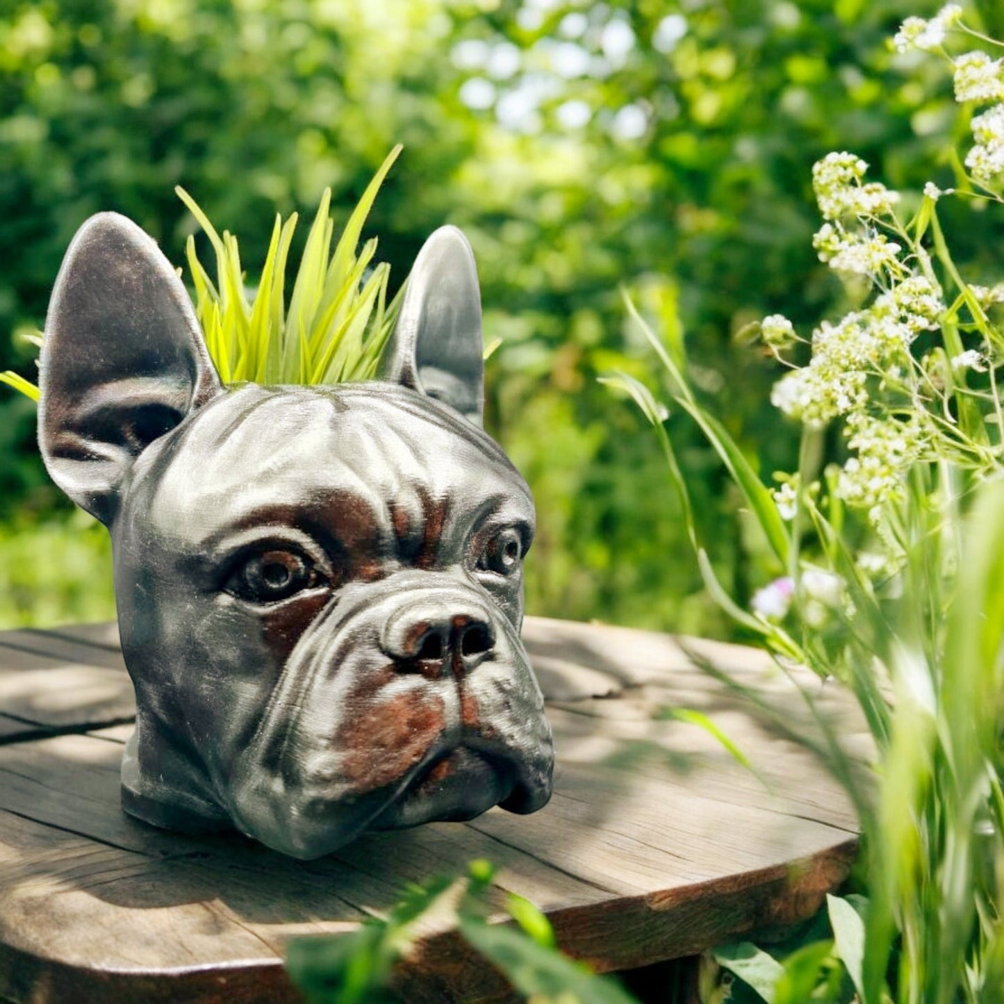 Handgefertigter Übertopf mit Büste einer französischen Bulldogge | Blumentopf mit antiker Gold- oder Silberpatina