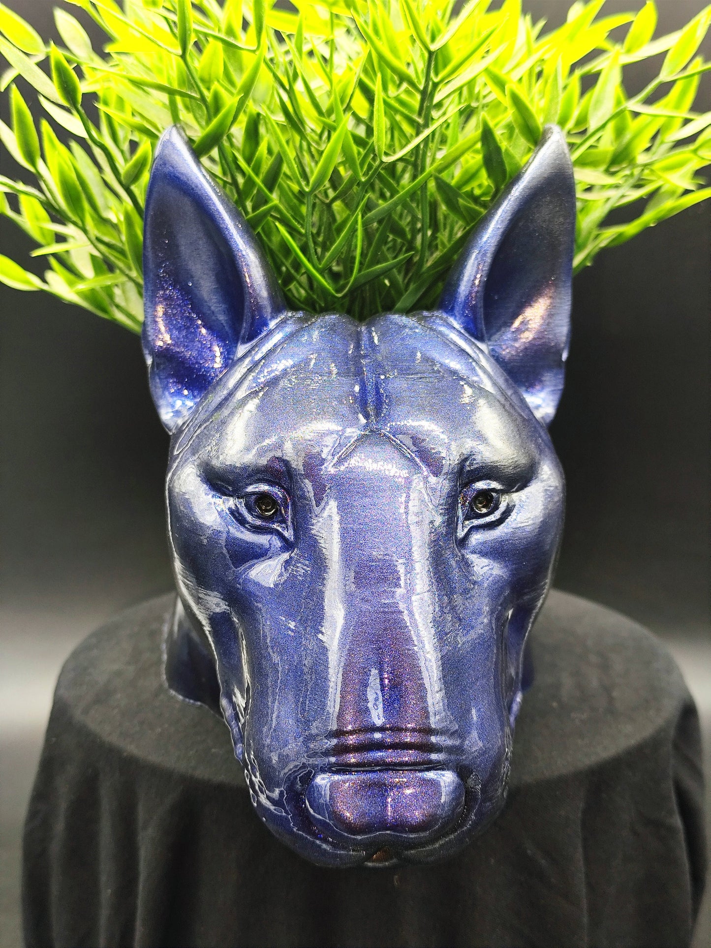 Maceta con forma de busto de bull terrier hecha a mano con acabado metálico