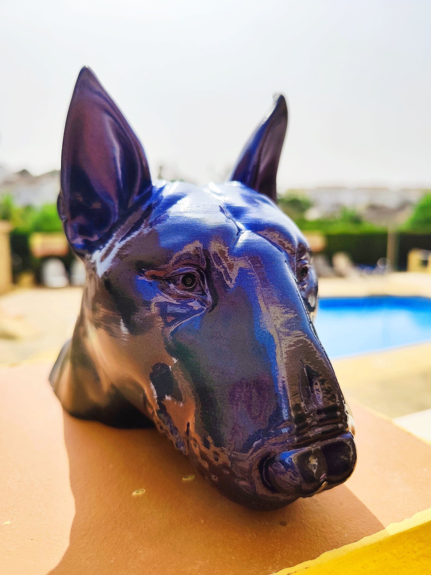 Maceta con forma de busto de bull terrier hecha a mano con acabado metálico