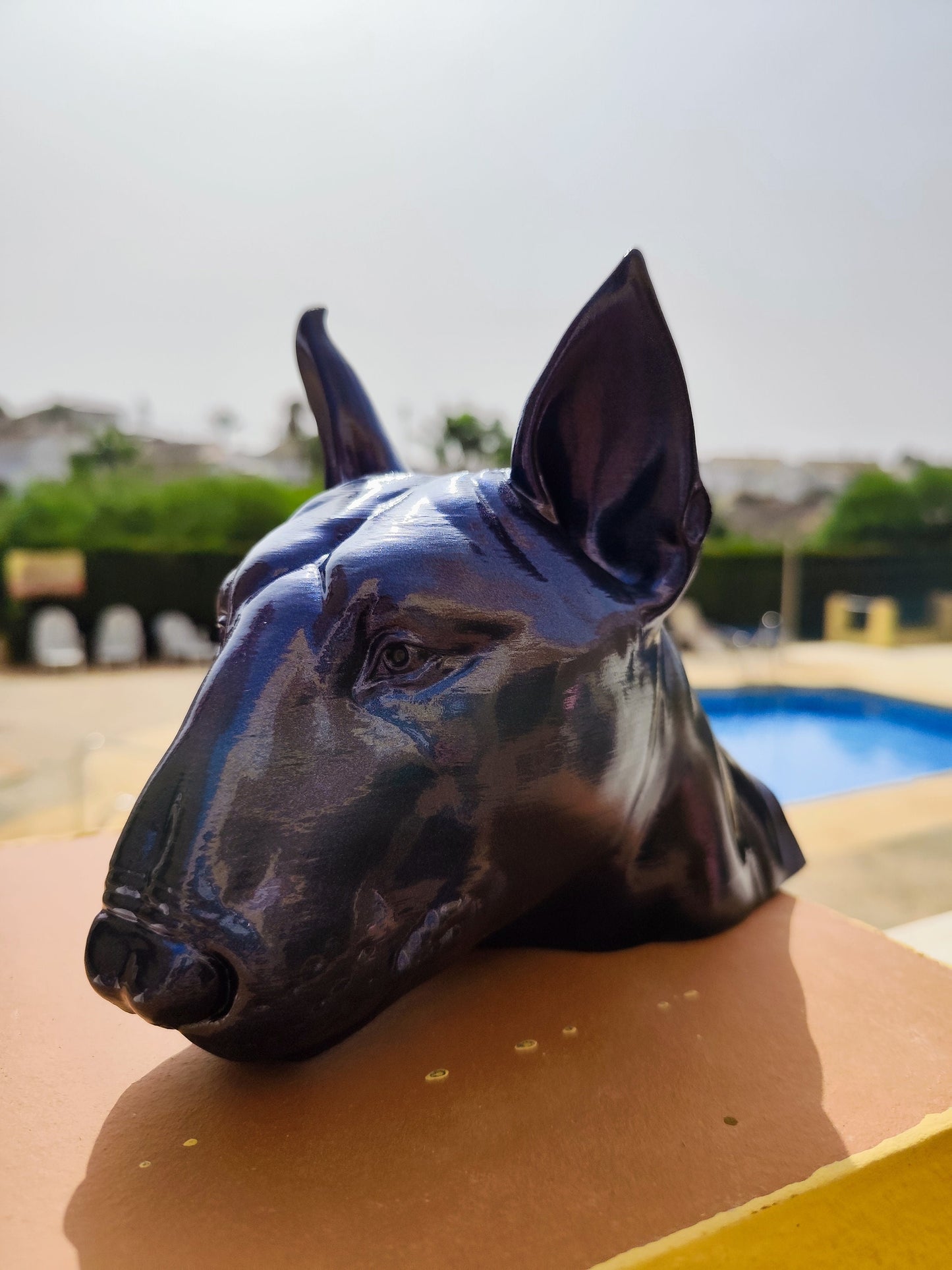 Maceta con forma de busto de bull terrier hecha a mano con acabado metálico