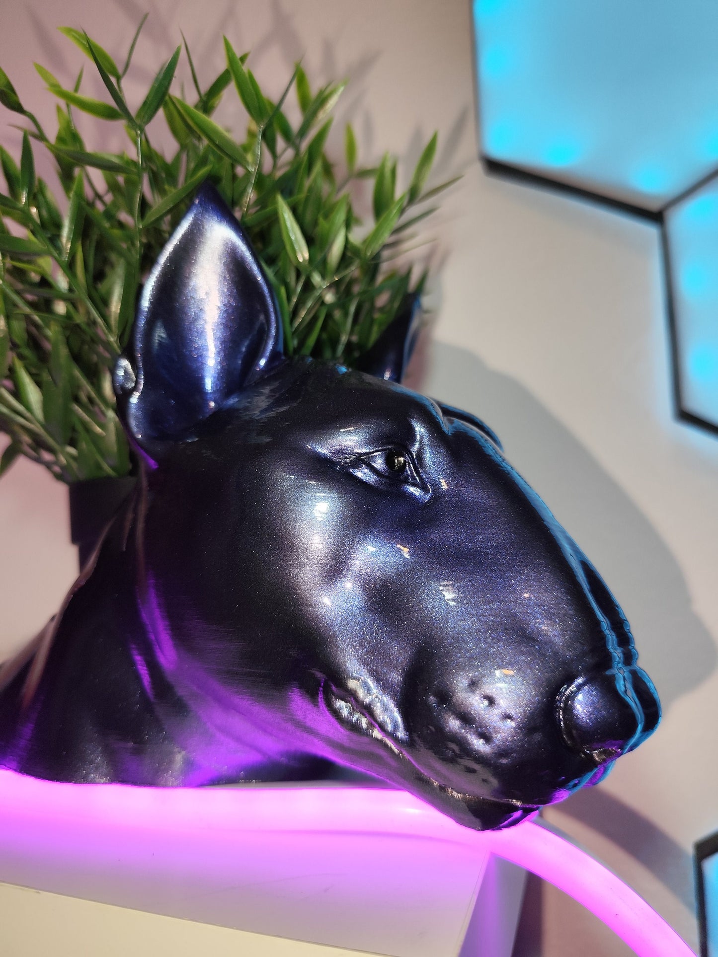 Maceta con forma de busto de bull terrier hecha a mano con acabado metálico