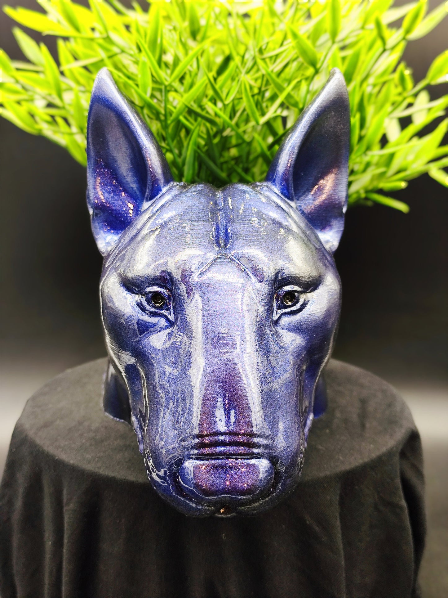 Maceta con forma de busto de bull terrier hecha a mano con acabado metálico