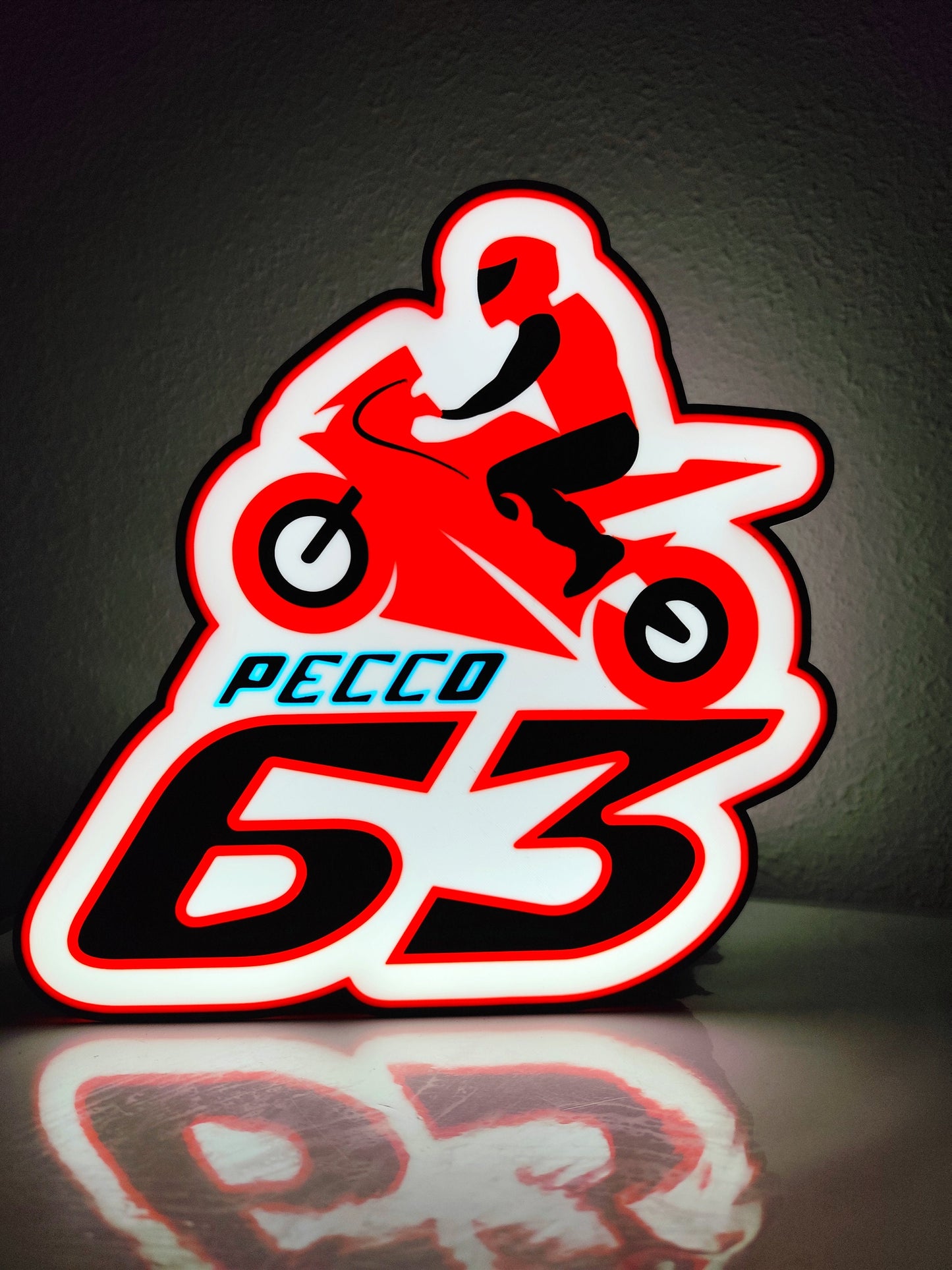 Von der MotoGP inspirierte Francesco „Pecco 63“ Bagnaia LED-Lampe mit Carbonfaser-Finish