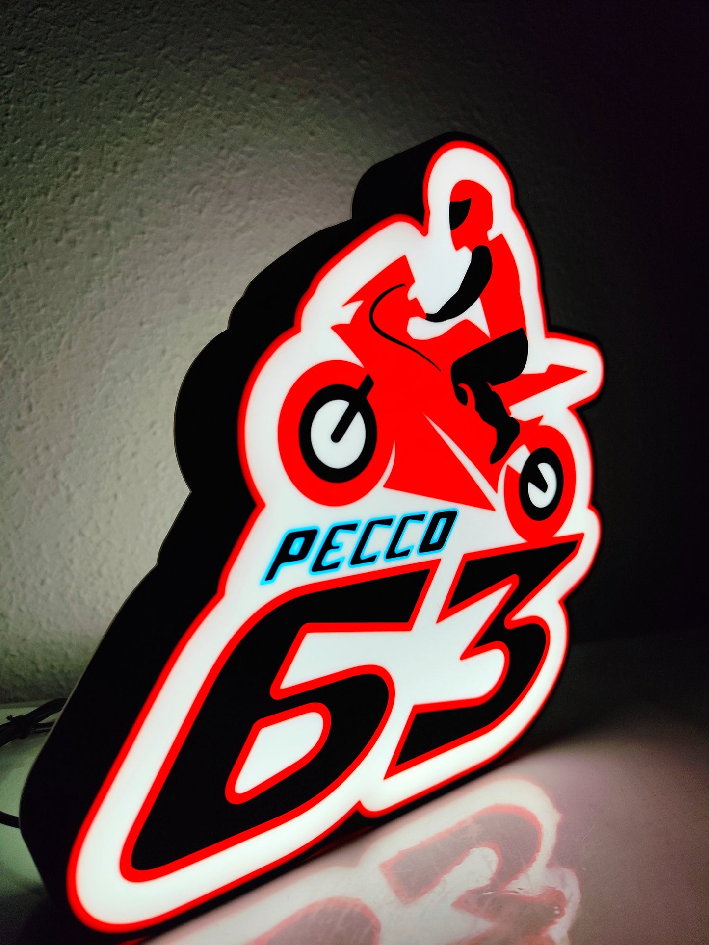 Von der MotoGP inspirierte Francesco „Pecco 63“ Bagnaia LED-Lampe mit Carbonfaser-Finish