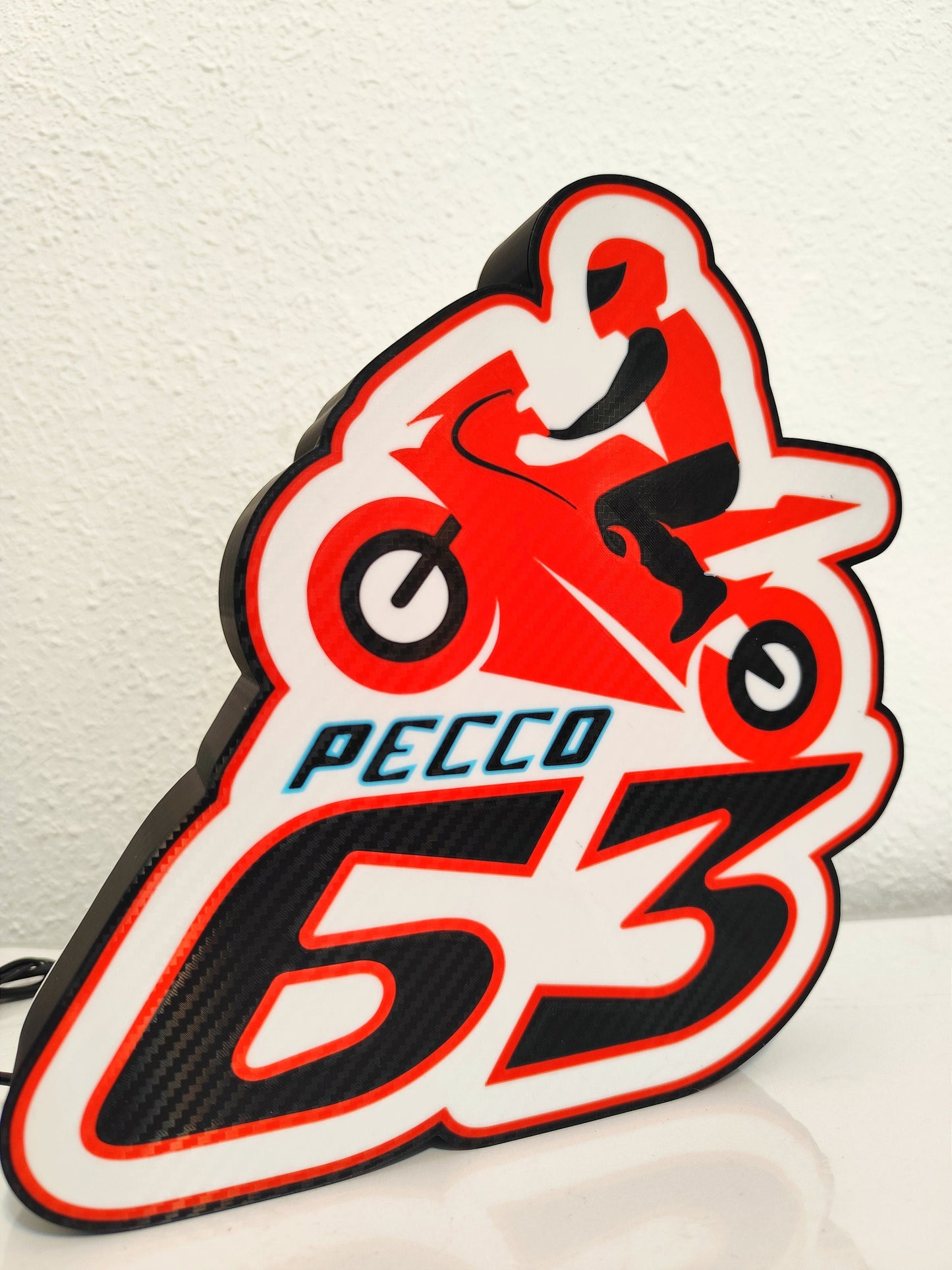 Von der MotoGP inspirierte Francesco „Pecco 63“ Bagnaia LED-Lampe mit Carbonfaser-Finish