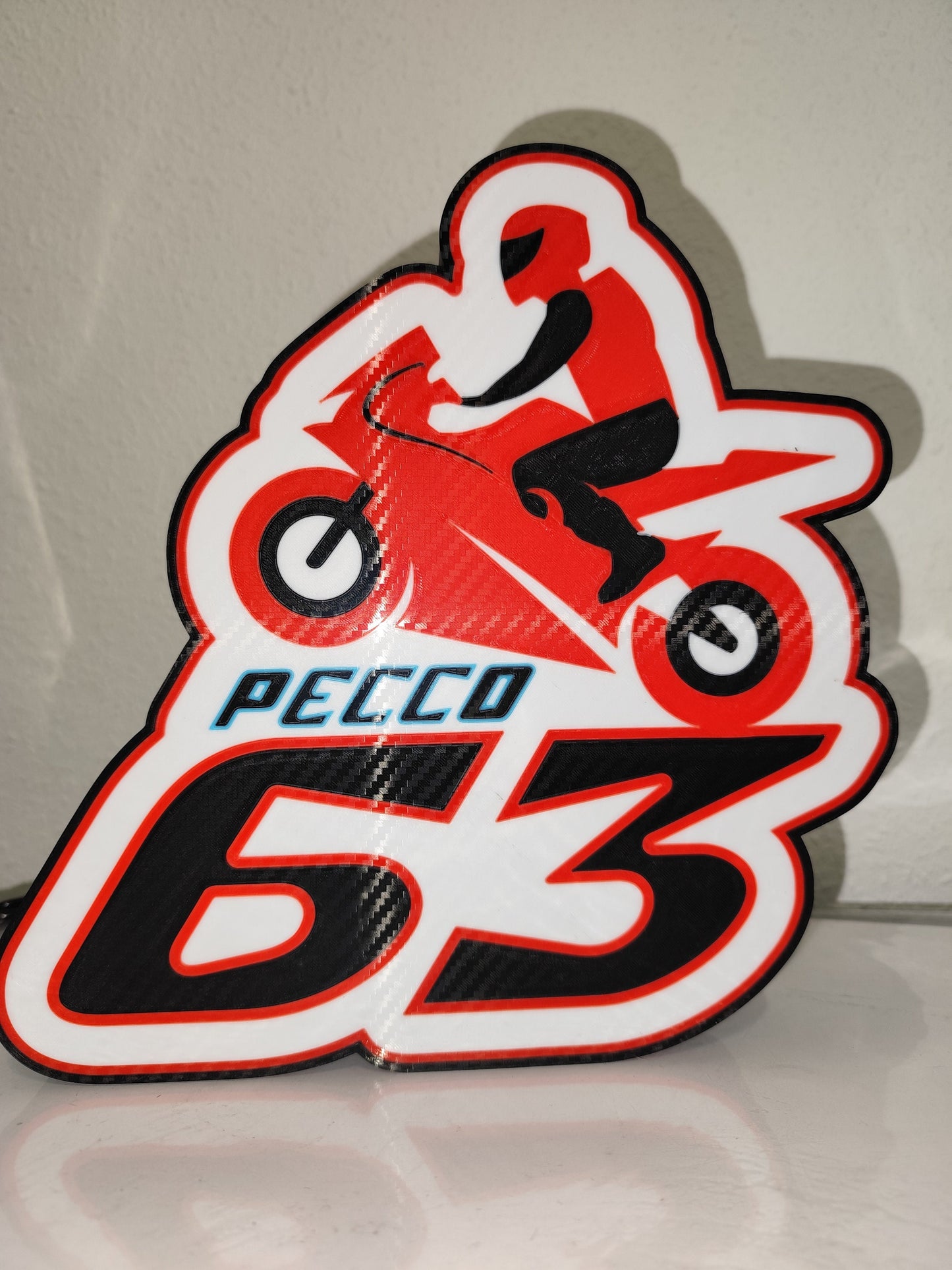 Von der MotoGP inspirierte Francesco „Pecco 63“ Bagnaia LED-Lampe mit Carbonfaser-Finish