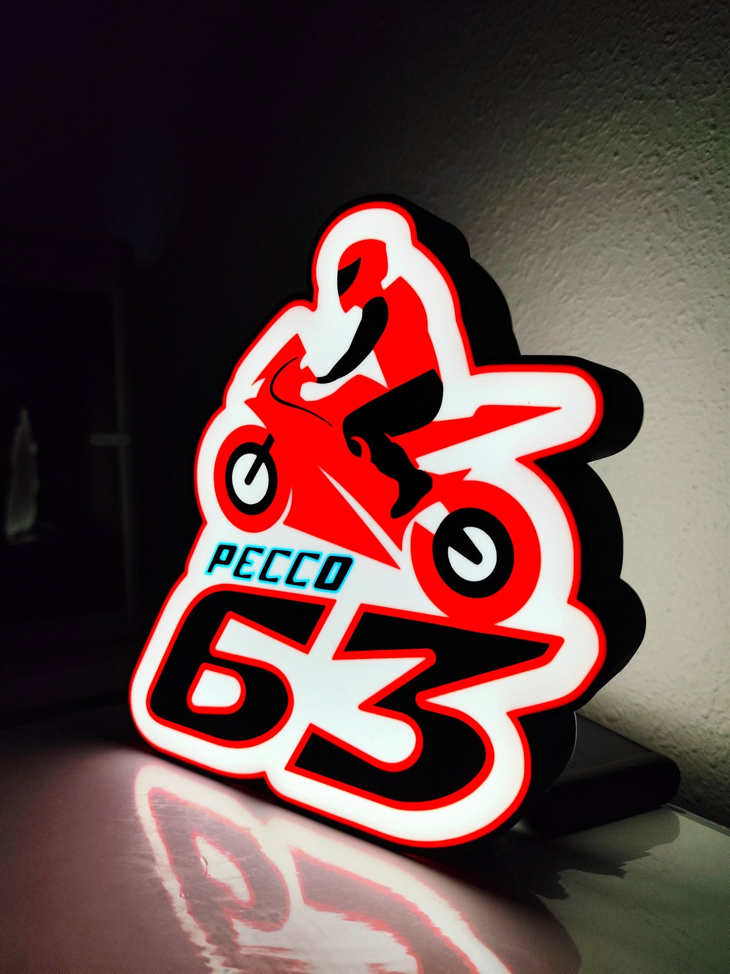 Von der MotoGP inspirierte Francesco „Pecco 63“ Bagnaia LED-Lampe mit Carbonfaser-Finish