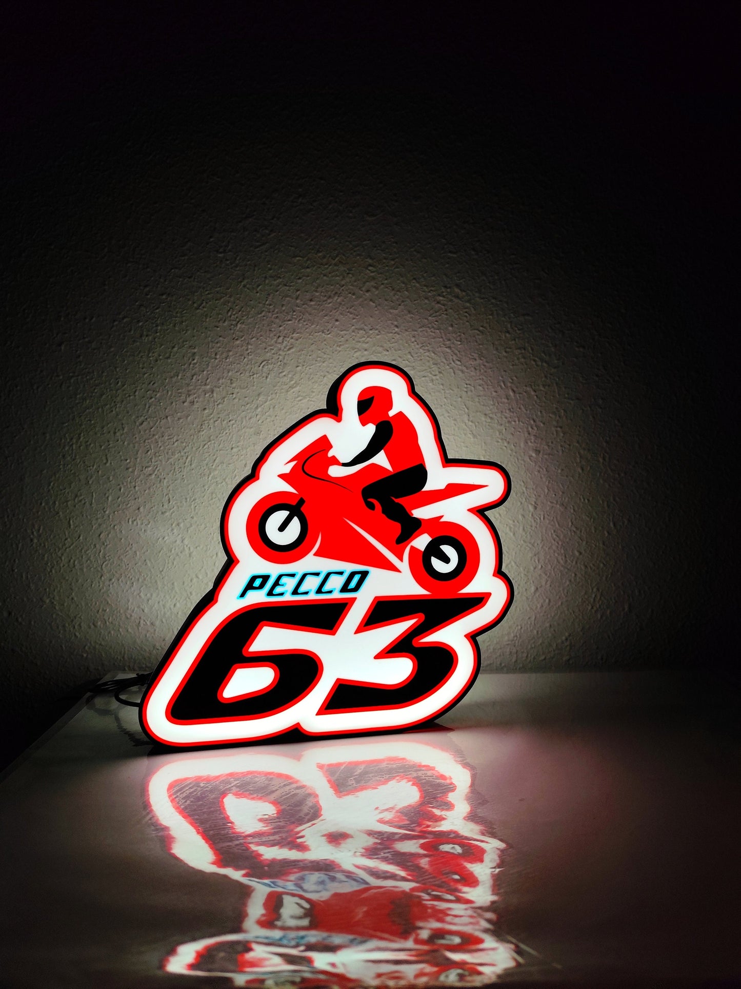 Von der MotoGP inspirierte Francesco „Pecco 63“ Bagnaia LED-Lampe mit Carbonfaser-Finish