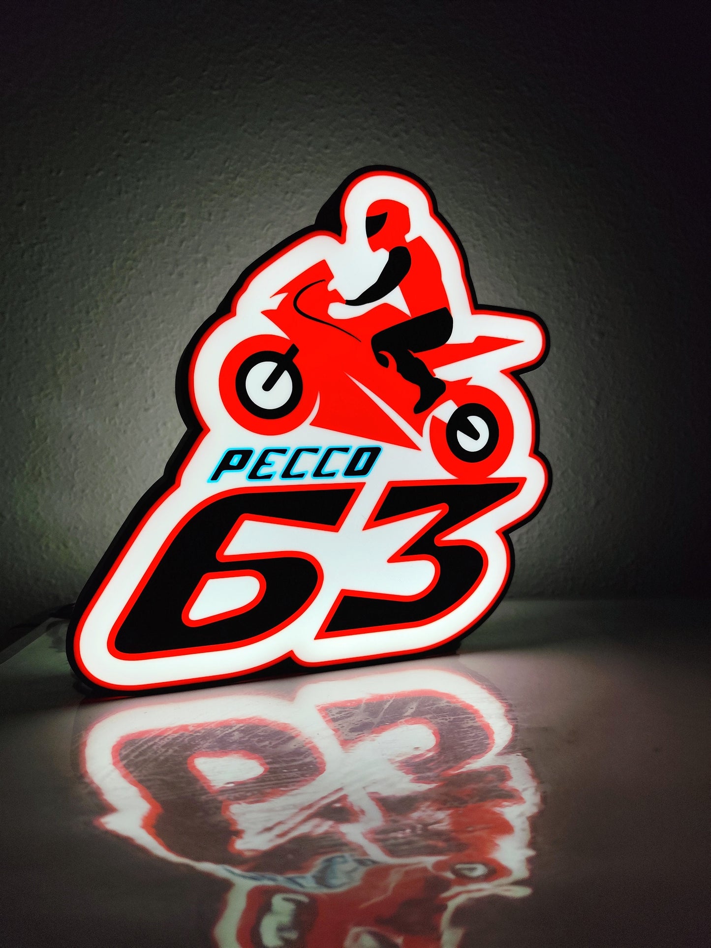 Von der MotoGP inspirierte Francesco „Pecco 63“ Bagnaia LED-Lampe mit Carbonfaser-Finish