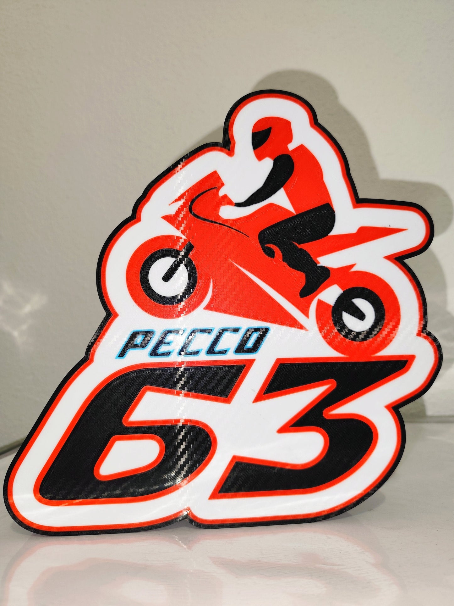 Von der MotoGP inspirierte Francesco „Pecco 63“ Bagnaia LED-Lampe mit Carbonfaser-Finish