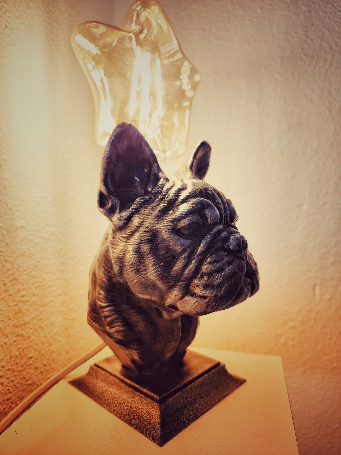 Handgefertigter Übertopf mit Büste einer französischen Bulldogge | Blumentopf mit antiker Gold- oder Silberpatina