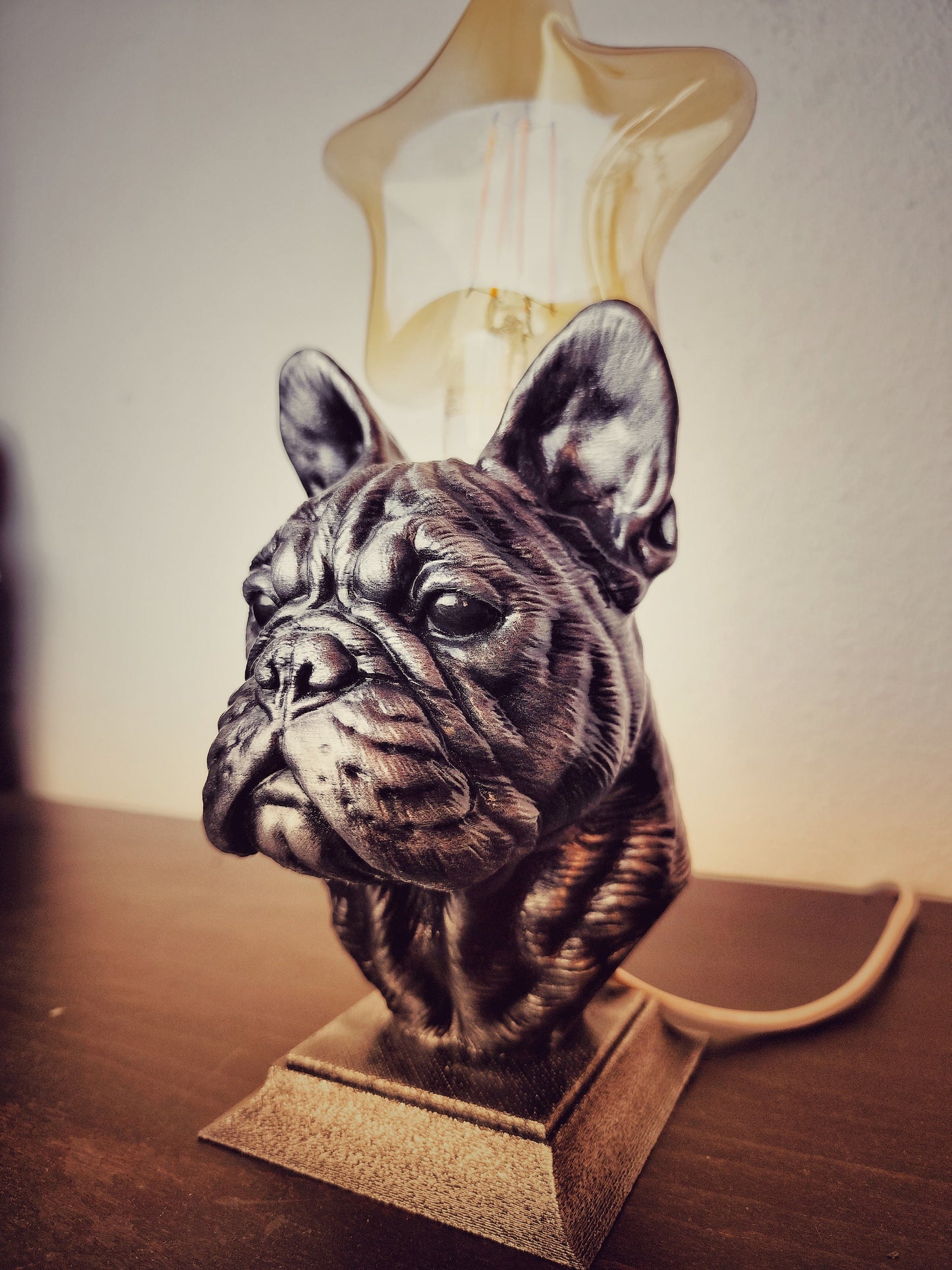 Handgefertigter Übertopf mit Büste einer französischen Bulldogge | Blumentopf mit antiker Gold- oder Silberpatina